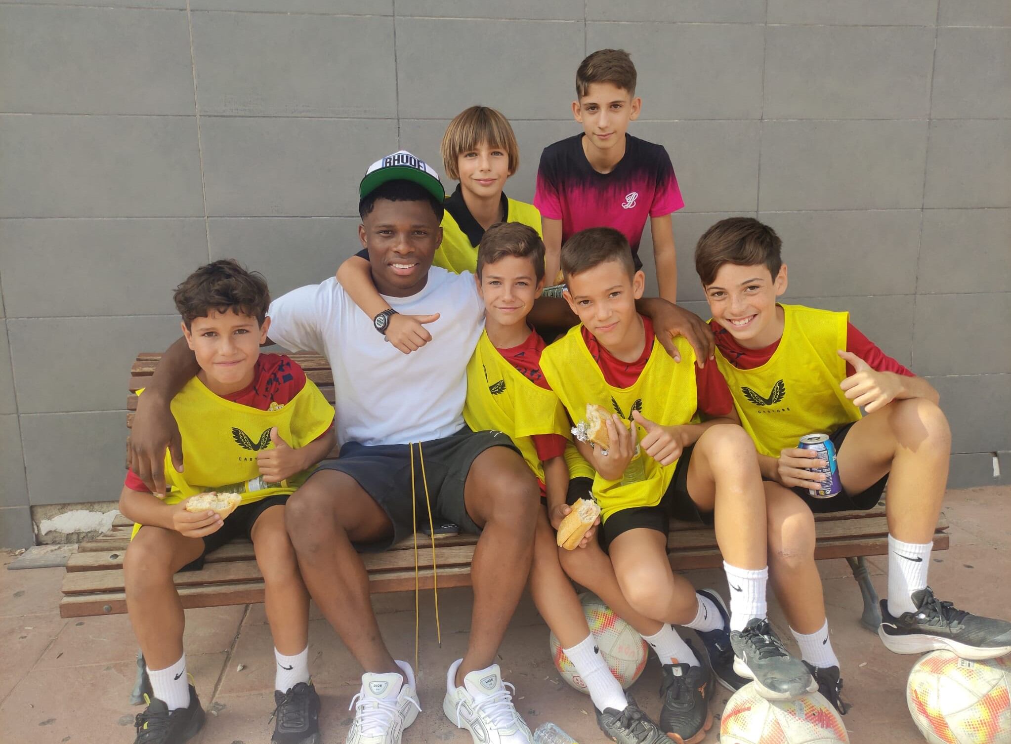 Ramazani con la cantera en el partido del Almería B en el Tito Pedro.