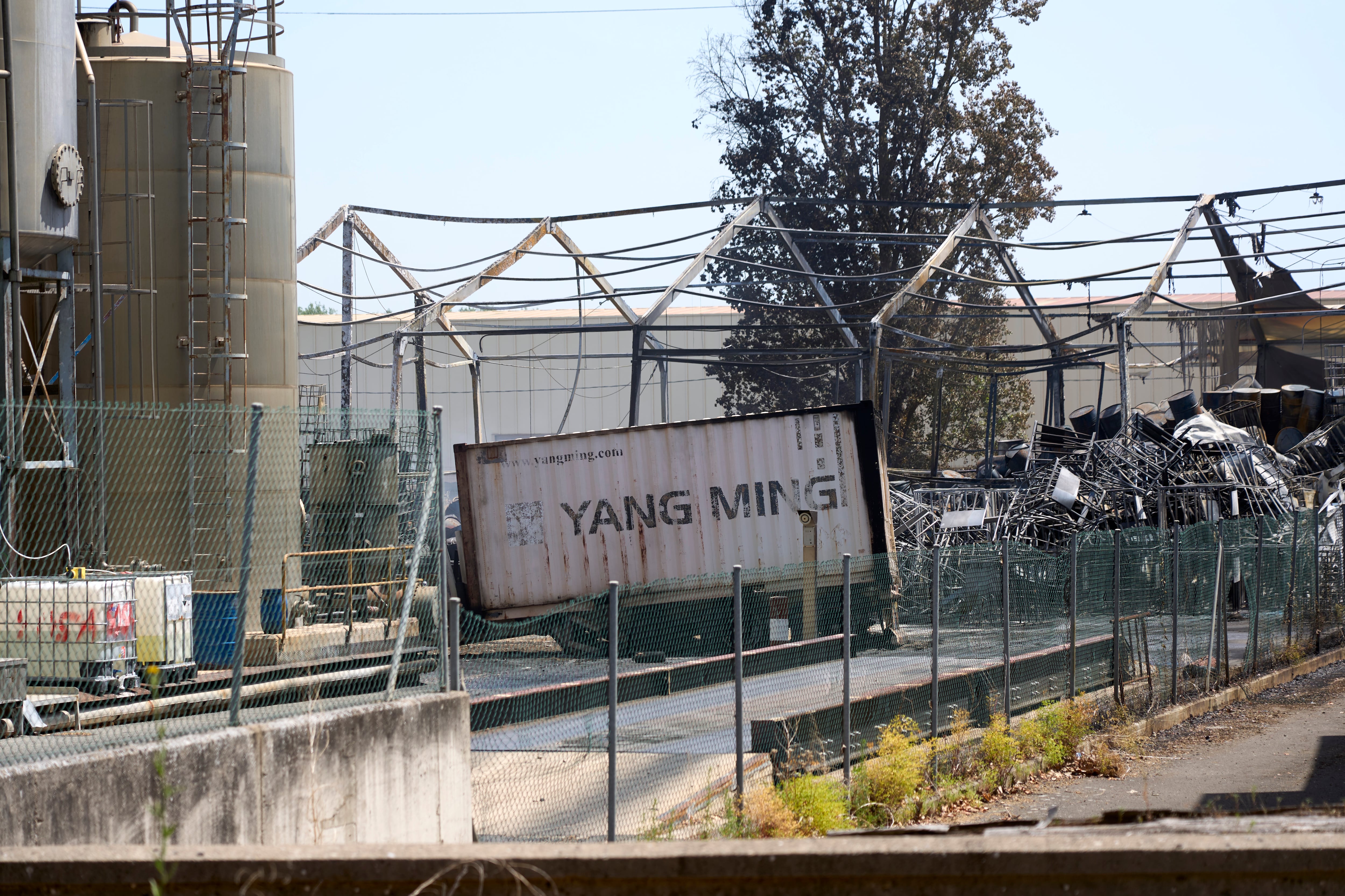 VITORIA, 21/06/2025.- Vista del estado de la fabrica de a compañía familiar alavesa Lascaray-LEA, que sufrió ayer viernes un grave incendio, en Vitoria. El incendio sin heridos desatado ayer en la fábrica de productos de higiene personal LEA en Vitoria está controlado, aunque no extinguido totalmente, por lo que efectivos de los bomberos mantienen activa una línea de agua para apagar cualquier posible pequeño conato de fuego que pudiese reactivarse. EFE/ L. Rico
