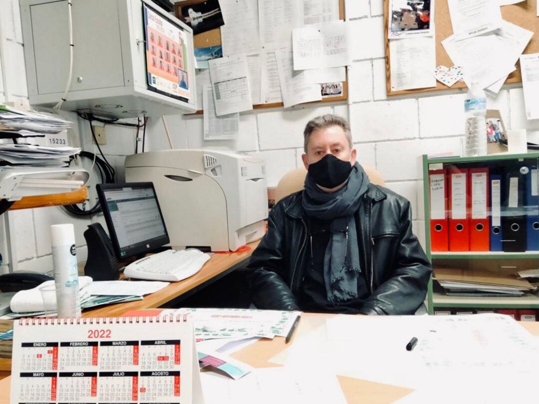 Antonio Casas, en la portería del CEIP Antonio Gala de Las Moreras