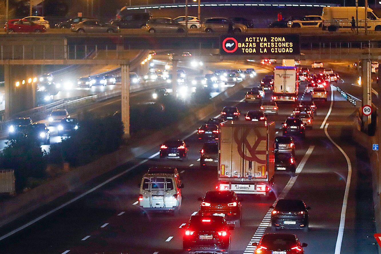 Las 257 cámaras que componen todo el sistema de control de tráfico de esta vía empiezan a sancionar este lunes. EFE/ J.P.Gandul