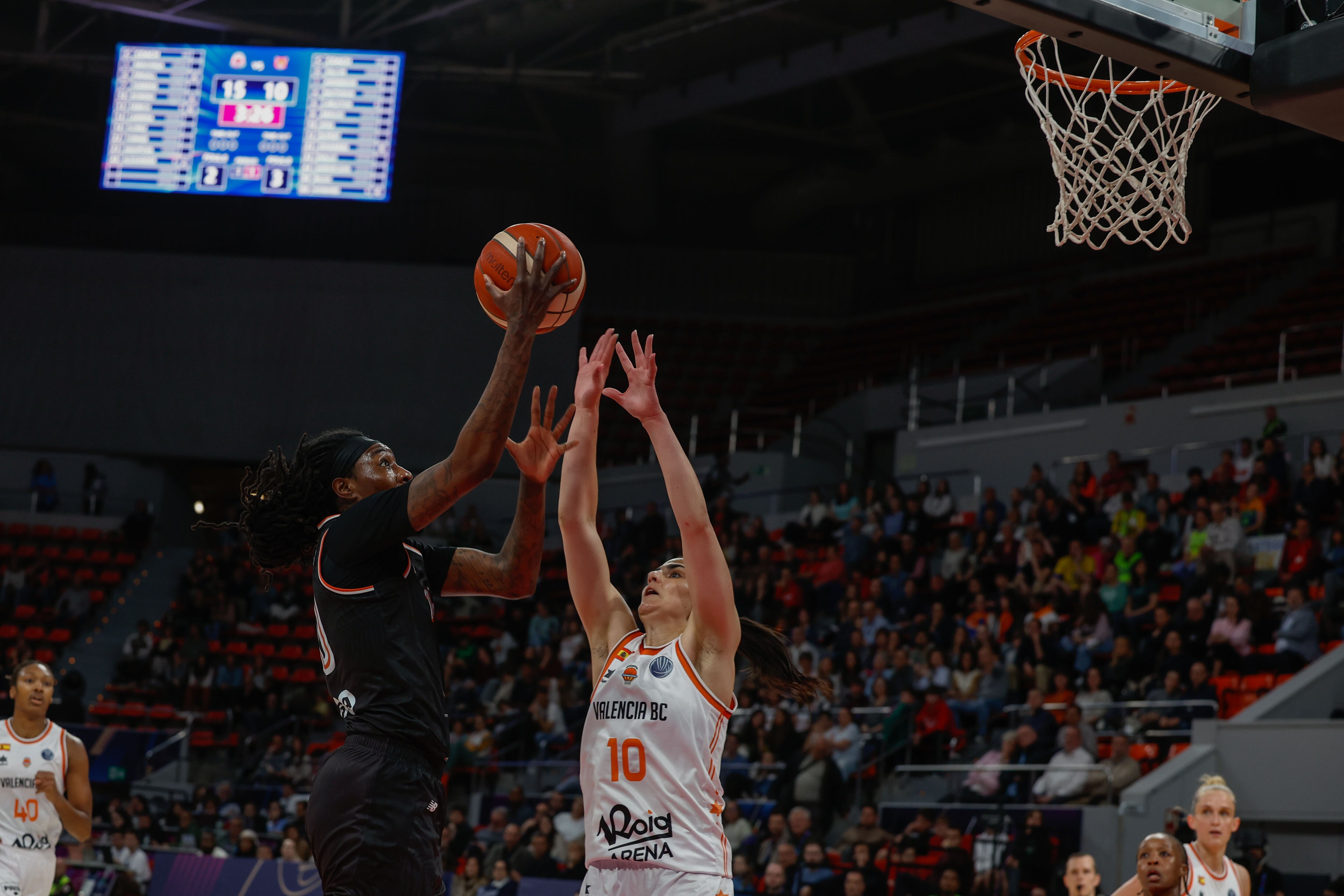 ZARAGOZA, 11/04/2025.- La base del Valencia Basket F Leticia Romero (d) defiende ante la alero estadounidense del CBK Mersin F Natasha Howard este viernes, durante el partido de semifinales de la Euroliga Femenina de baloncesto que Valencia Basket F - CBK Mersin F han disputado en Zaragoza. EFE/Javier Cebollada