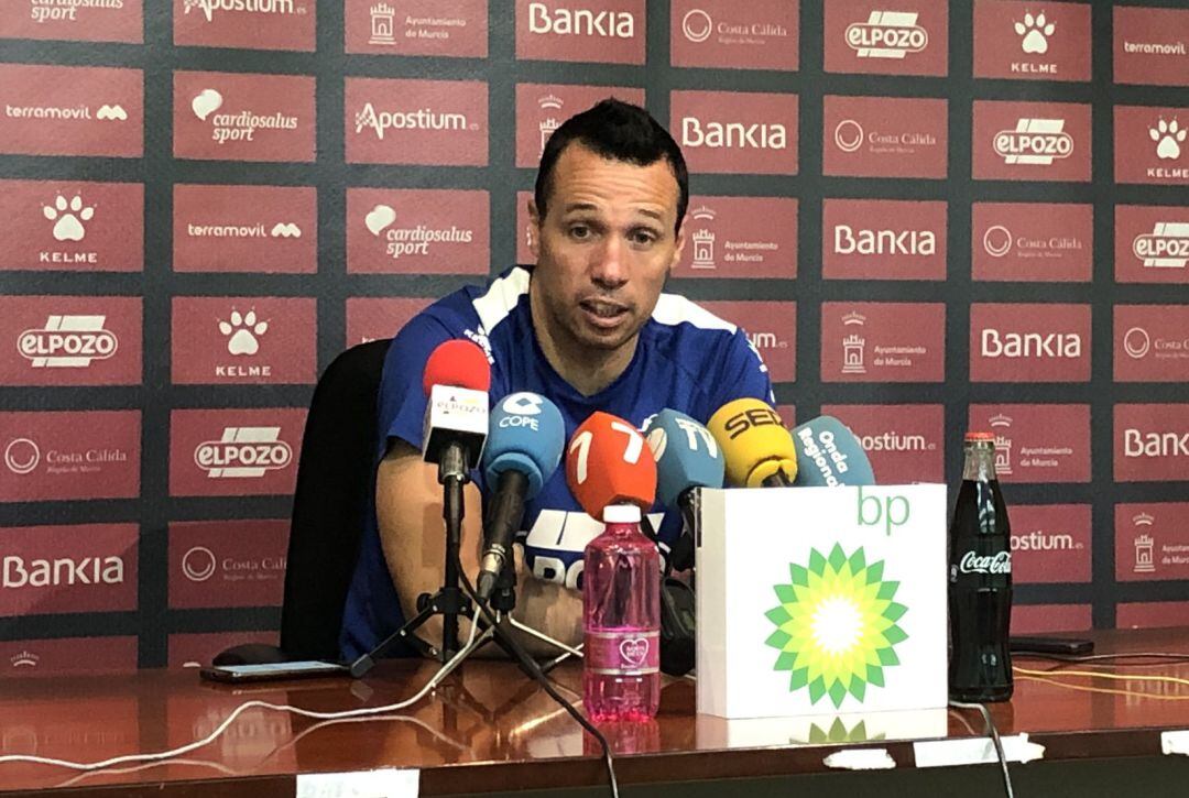 Diego Giustozzi en la rueda de prensa previa al cruce de playoff ante Aspil Vidal Ribera Navarra