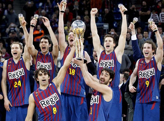 Los jugadores del Regal Barcelona Víctor Sada y Juan Carlos Navarro levantan el trofeo que acredita al club azulgrana vencedor de la Copa del Rey de baloncesto tras vencer por 85 a 69 al Valencia Basket en la final disputada esta tarde en el Buesa Arena d