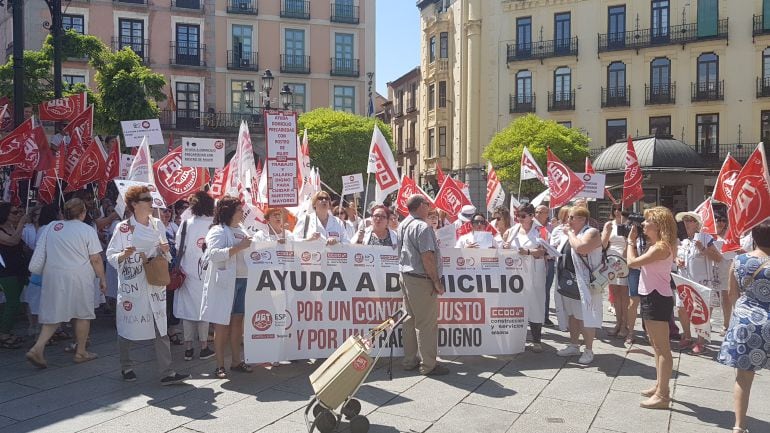 Manifestantes en la jornada de huelga del sector de ayuda a domicilio junto al Ayuntamiento de Segovia
