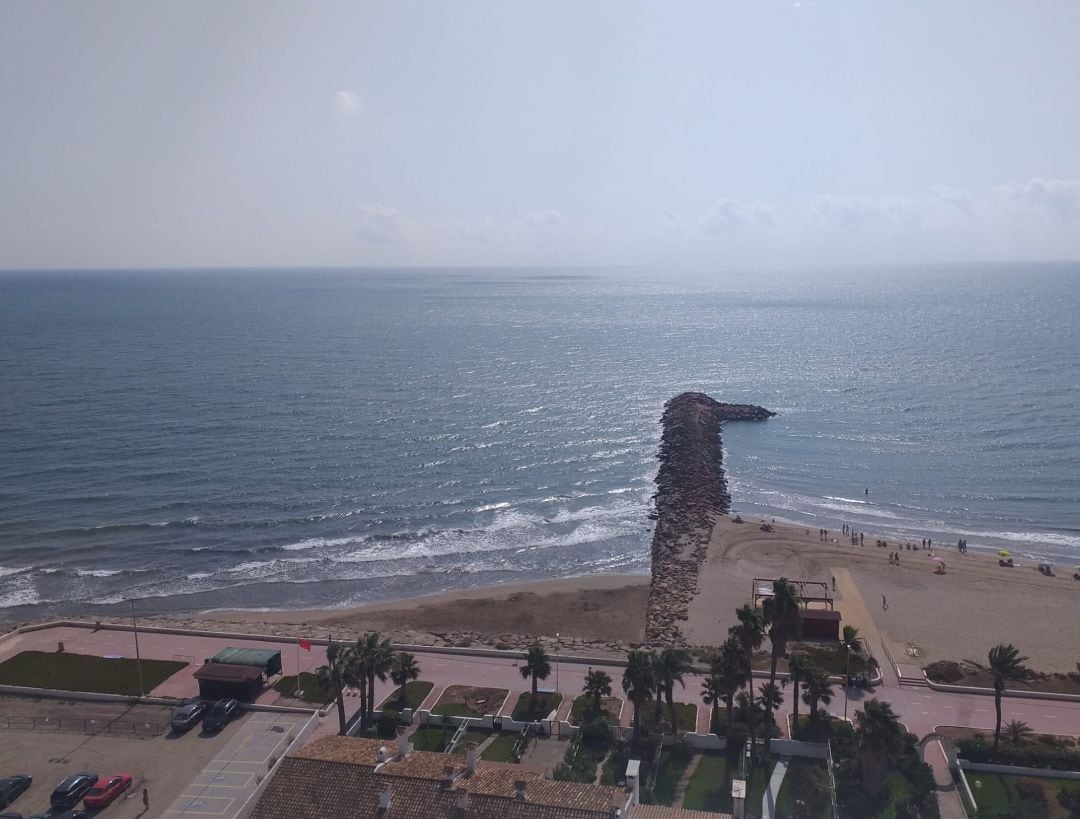 Así amanecía hoy la playa de El Puig de Santamaría, en València.