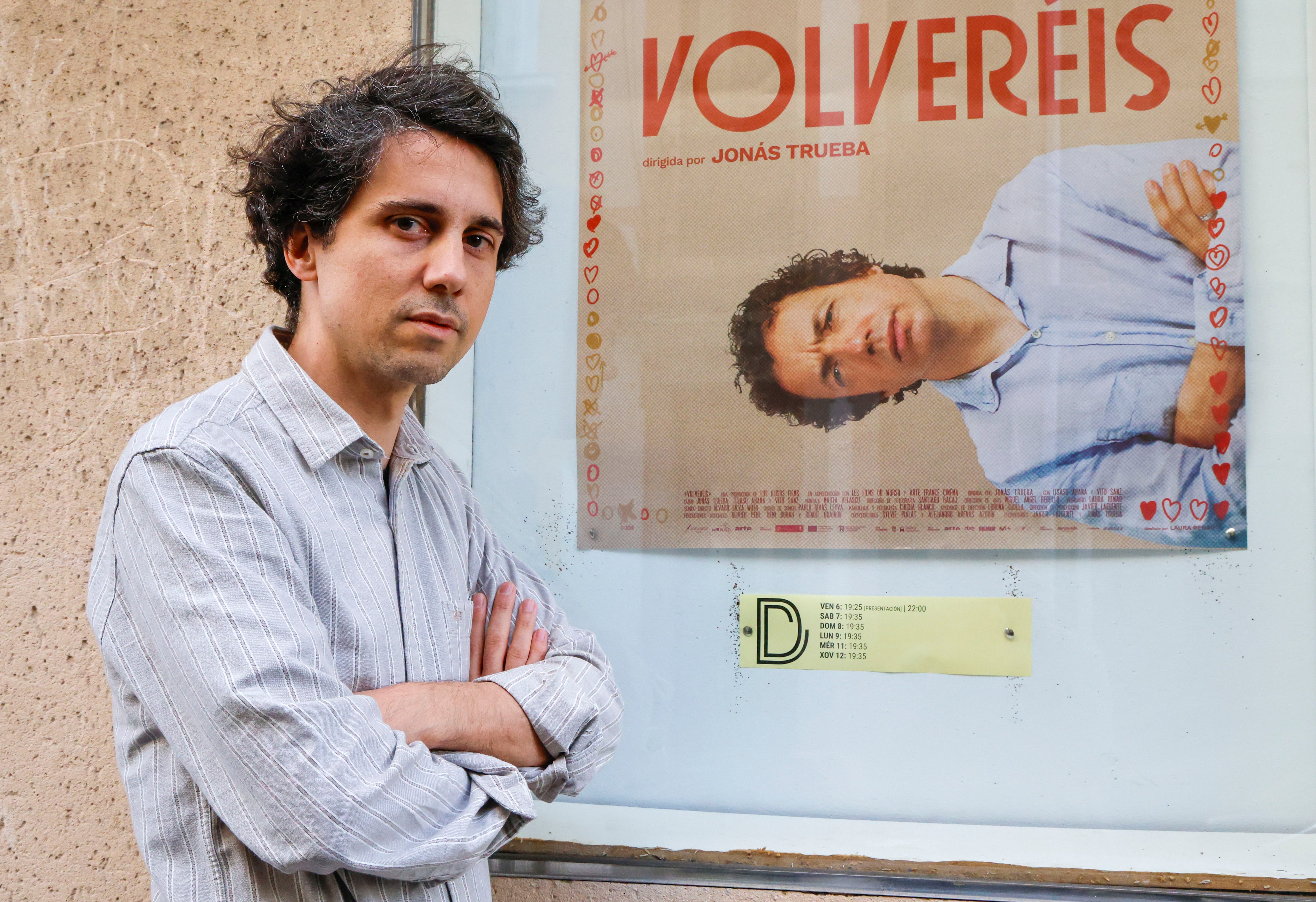 FERROL, 6/9/2024.- El director Jonás Trueba, en plena promoción de &quot;Volveréis&quot;, asiste a la proyección de su película y toma parte en un coloquio con el público en los Dúplex, los únicos cines de la ciudad de Ferrol. EFE/ Kiko Delgado.