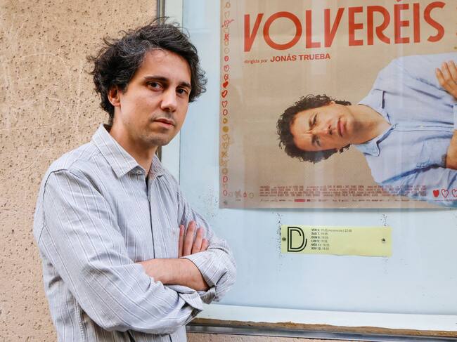 FERROL, 6/9/2024.- El director Jonás Trueba, en plena promoción de "Volveréis", asiste a la proyección de su película y toma parte en un coloquio con el público en los Dúplex, los únicos cines de la ciudad de Ferrol. EFE/ Kiko Delgado.