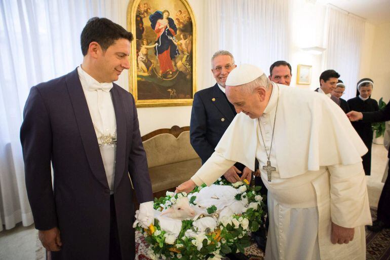 OSV08 CIUDAD DEL VATICANO (VATICANO), 21/01/2015.- Fotografía facilitada por el Osservatore Romano que muestra al papa Francisco (d) bendiciendo a unos corderos con cuya lana se tejerán palios (prenda que se apoya sobre los hombros) para obispos, en Ciuda