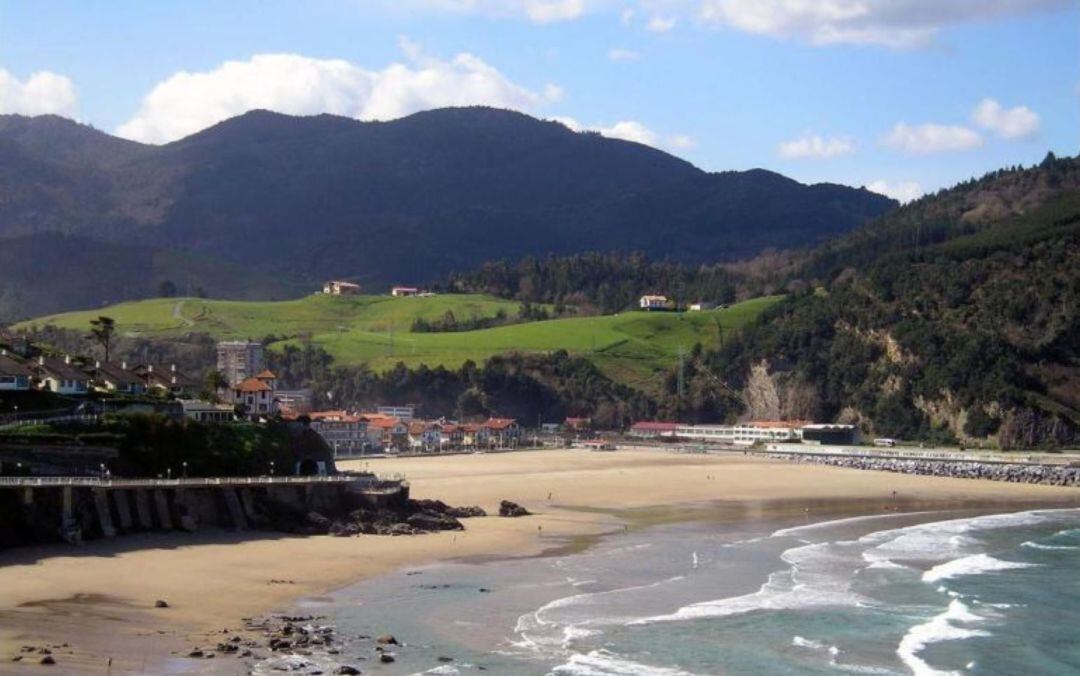 Imagen de la playa de Deba, con el pueblo al fondo