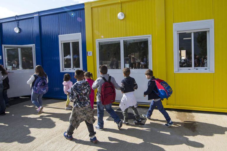 Varios niños llegan a un improvisado colegio en Amatrice, Italia