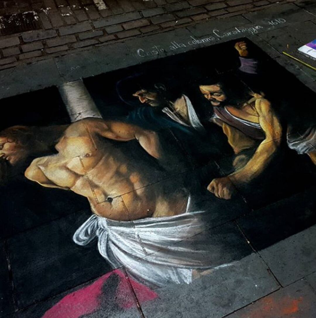 La obra efímera del artista Freddy Chalk, una representación del Cristo en la columna de Caravarggio, pudo verse sobre el suelo del entorno de la Plaza del Príncipe durante tres días antes de ser borrado por el artista