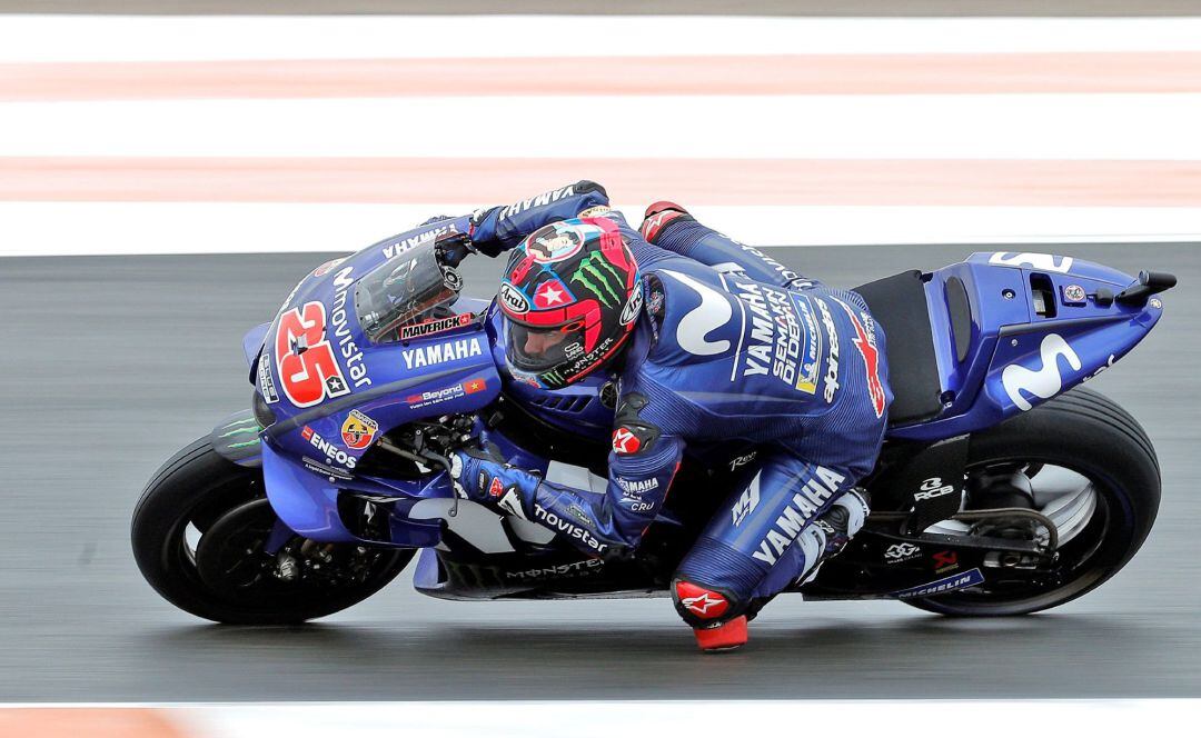 El piloto español del equipo Movistar Yamaha, Maverick Viñales, durante la primera sesión de entrenamientos libres del Gran Premio de la Comunidad Valenciana, que se disputa este fin de semana, en el Circuit Ricardo Tormo. 