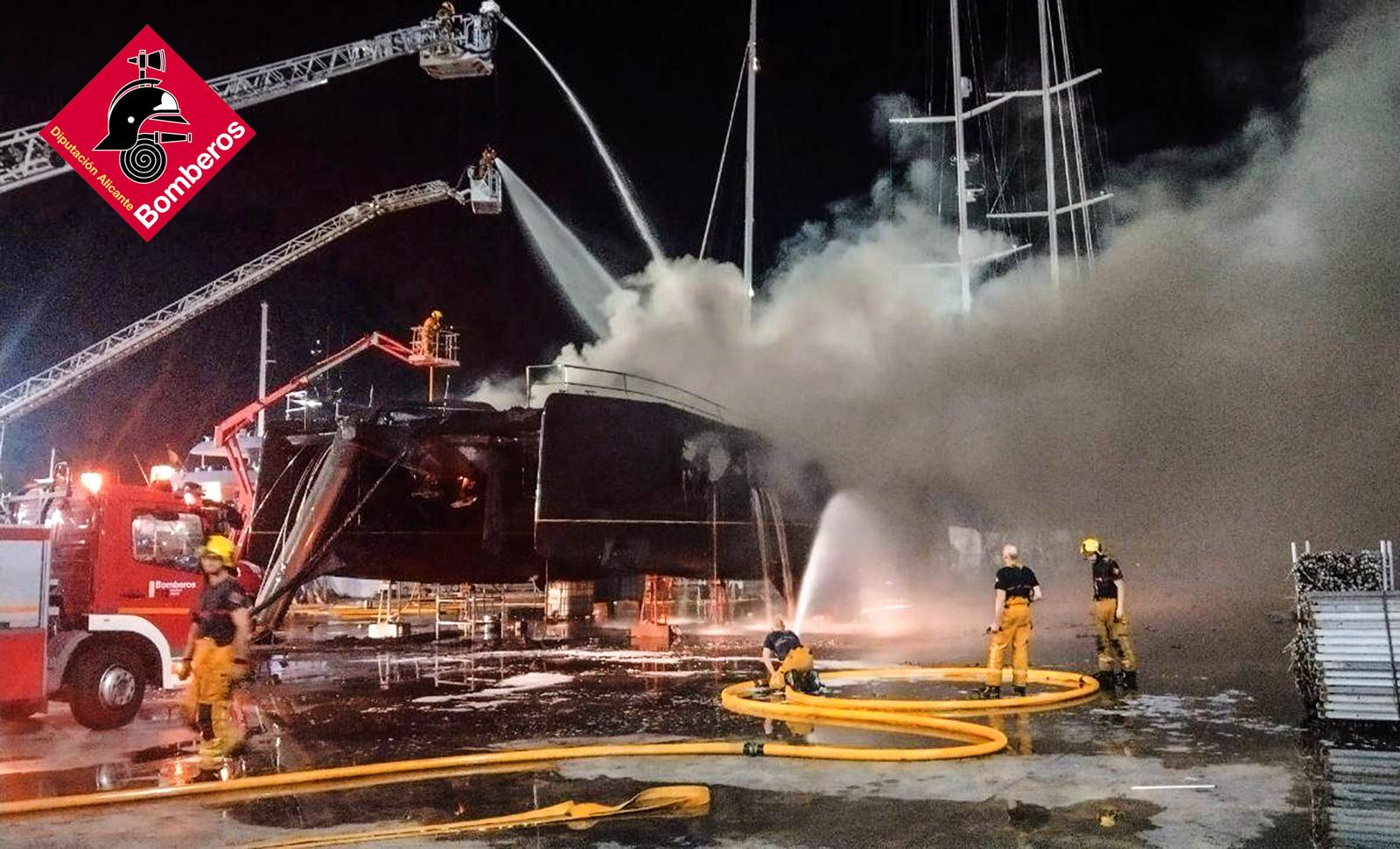 Incendio de un catamarán en el puerto de Dénia la semana pasada.