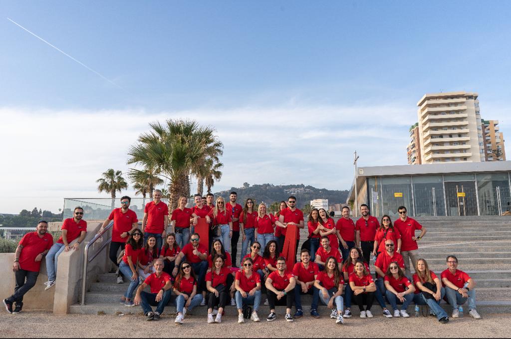 La plantilla de la compañía en una foto de familia