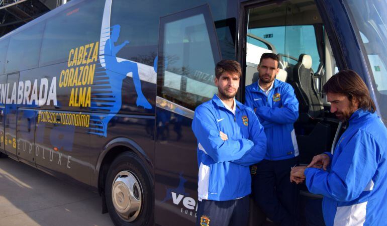 En la imagen promocional de la campaña los tres capitanes del C.F. Fuenlabrada esperan a los aficionados para sumarse al viaje a Toledo.