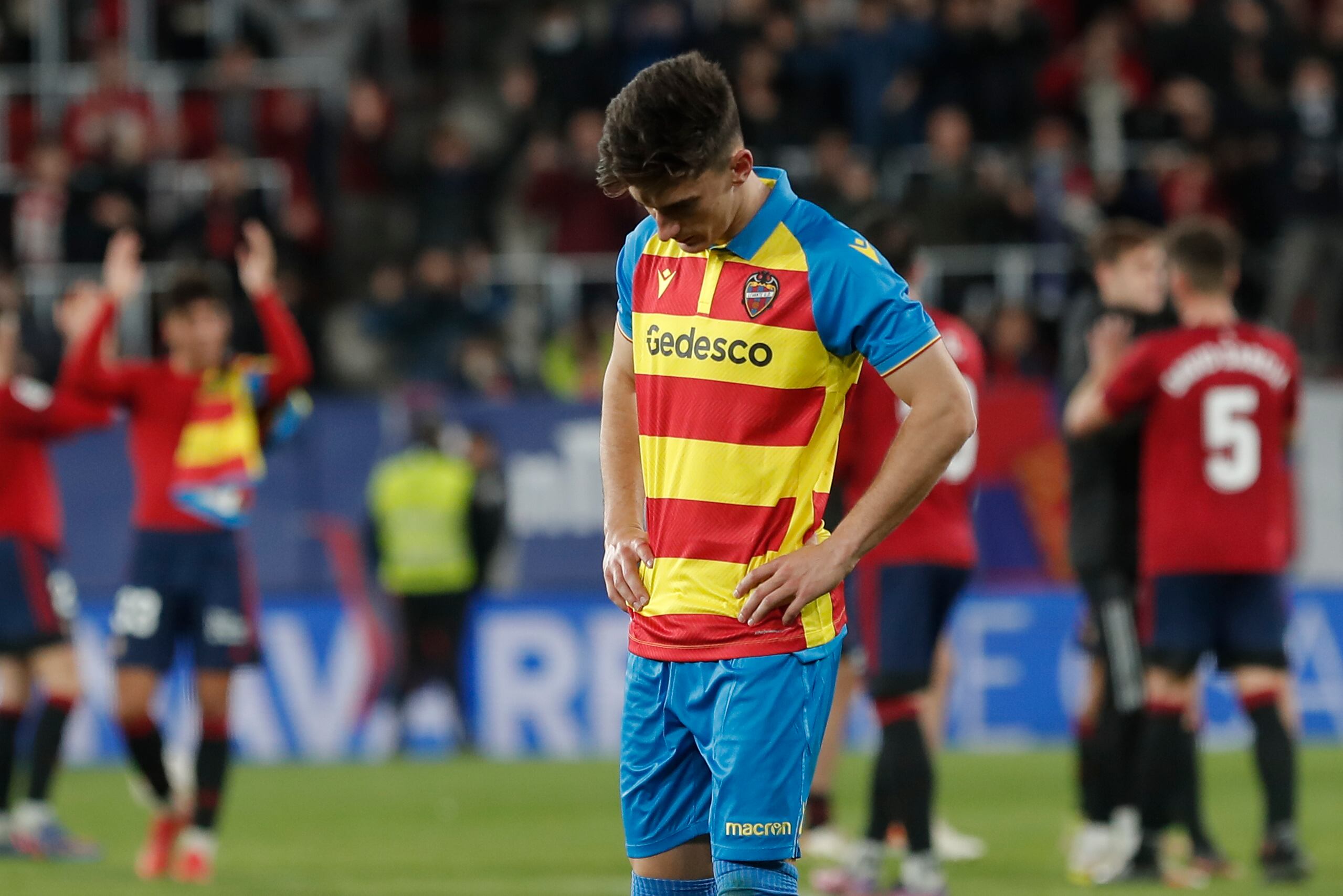 El centrocampista del Levante Pepelu García, al término del partido de Liga en Primera División ante Osasuna disputado este sábado en el estadio de El Sadar, en Pamplona.