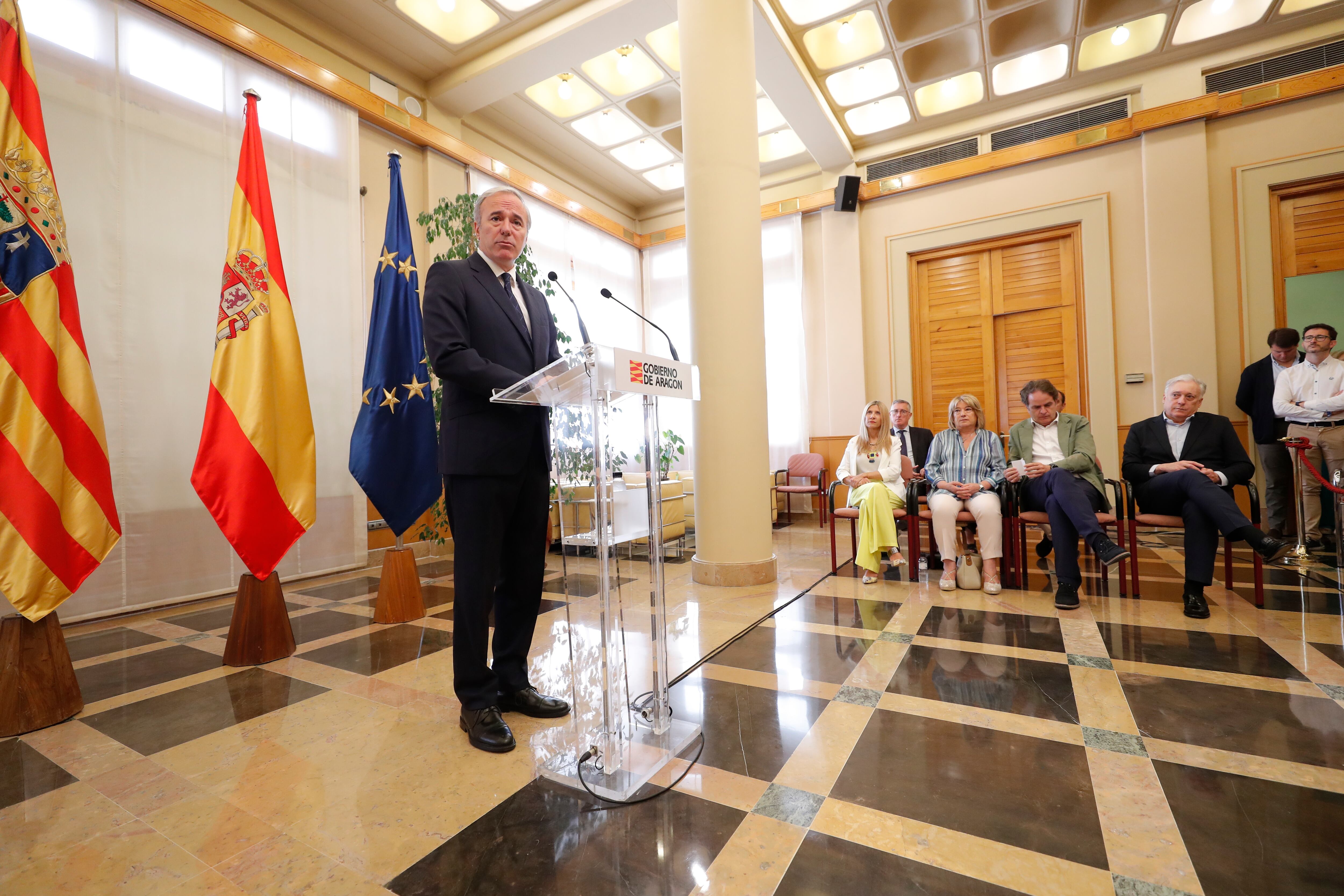 El presidente de Aragón, Jorge Azcón, comparece en rueda de prensa para informar de las modificaciones en el Gobierno de Aragón tras la renuncia de los consejeros de Vox a participar en los ejecutivos autonómicos que gobiernan con el PP. EFE/ Javier Cebollada