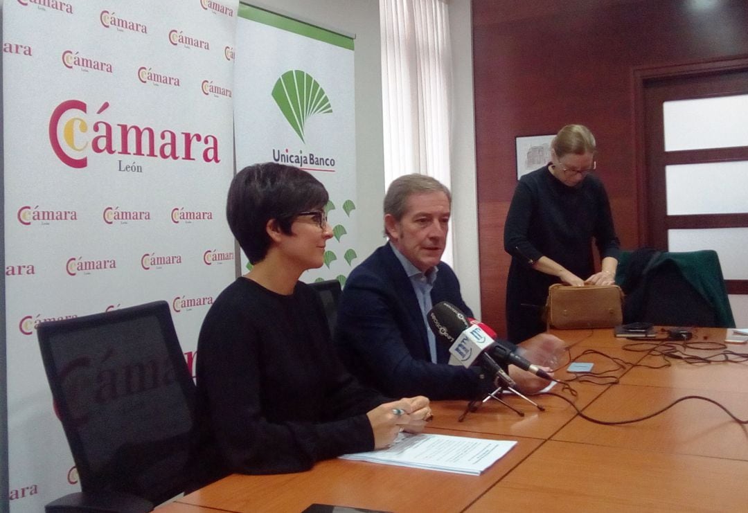 Margarita Serna (Unicaja) y Javier Vega (Cámara de Comercio)