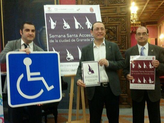 Antonio Tejada de Ciudad Accesible, el concejal Fernando Egea y el presidente de la Federación de Cofradías Jesús Muros durante la presentación de Semana Santa Accesible