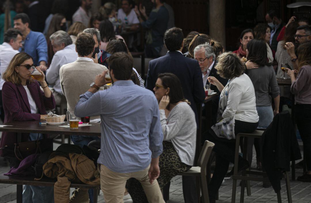 Personas en la terraza de un bar de Sevilla la semana pasada