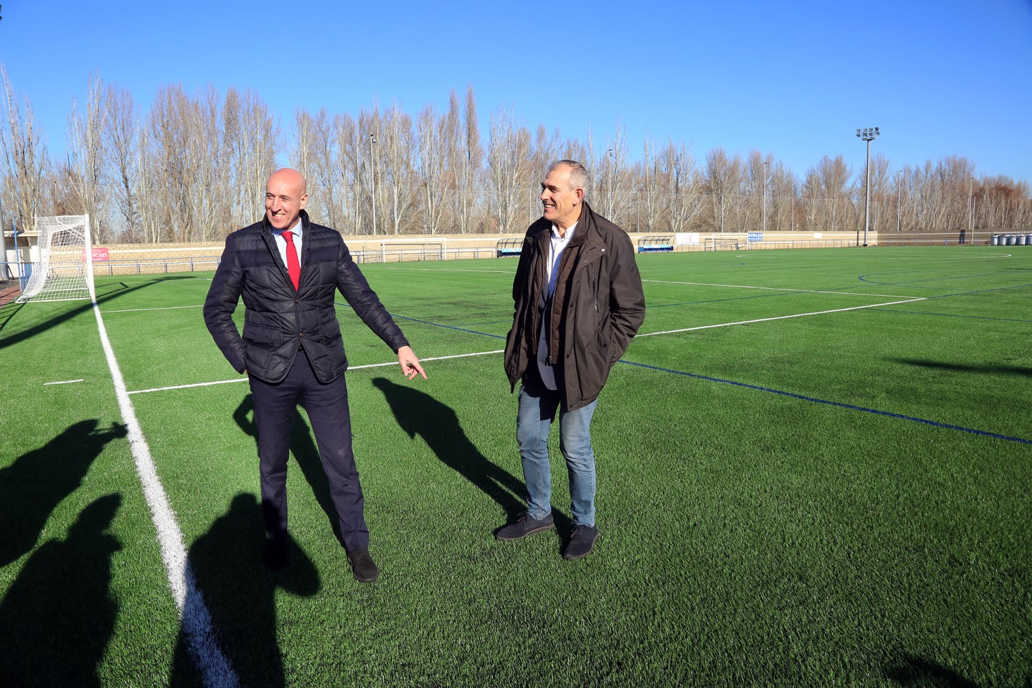 José Antonio Díez, alcalde, y Vicente Canuria, concejal de Deportes, en el campo reformado