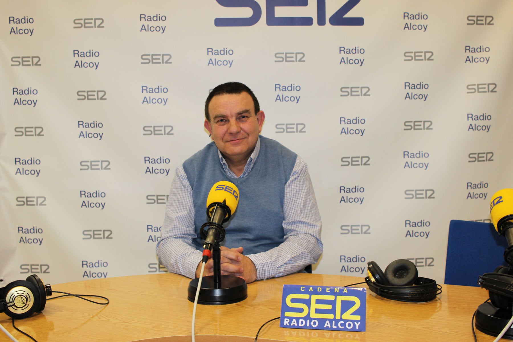 Luis Castelló, en l&#039;estudi central de Radio Alcoy