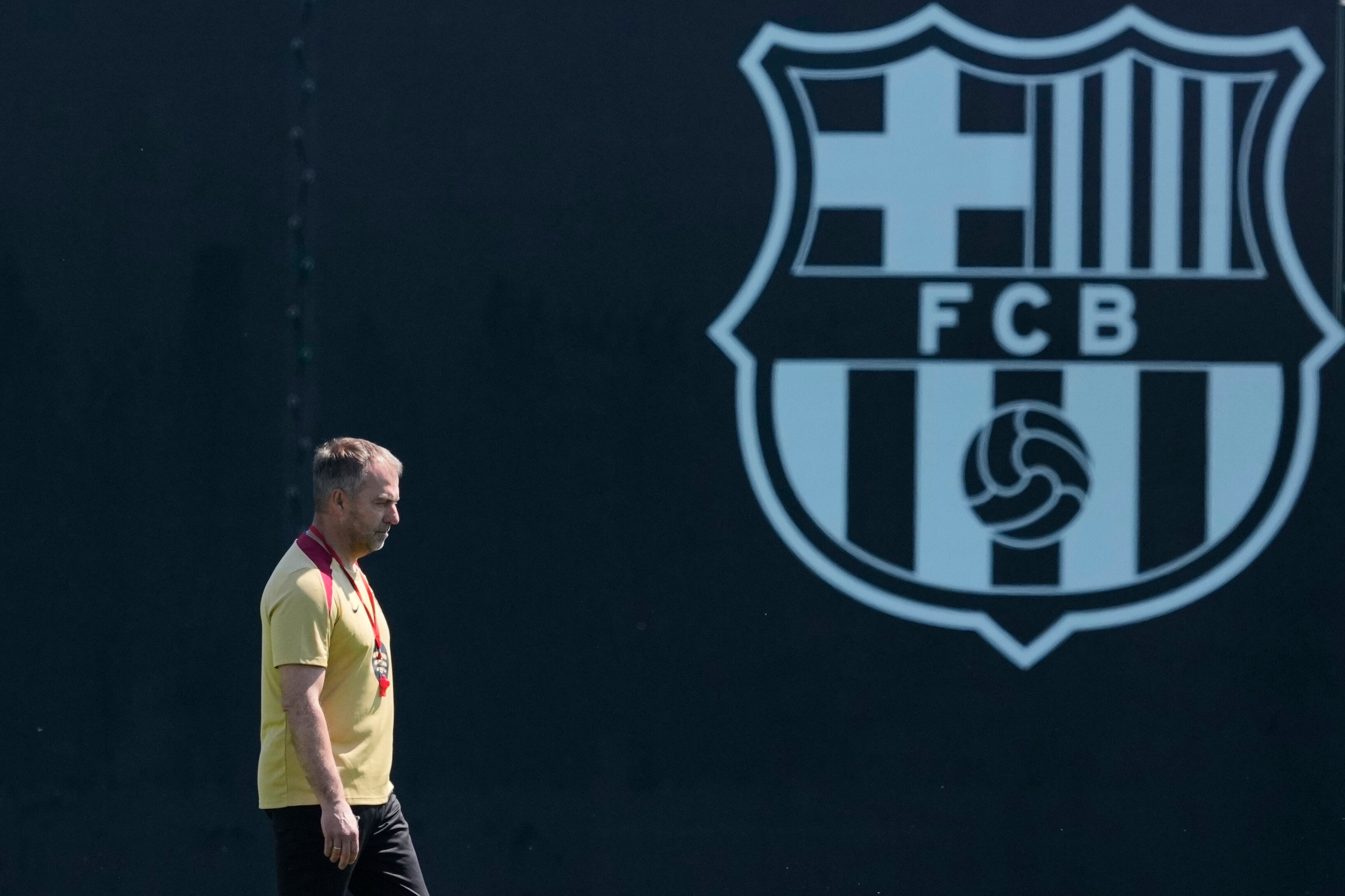 Hansi Flick dirige un entrenamiento en la Ciudad Deportiva Joan Gamper