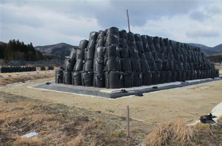 Sacos de tierra contaminada se amontonan por todas partes durante los trabajos de limpieza ordenados por el Gobierno