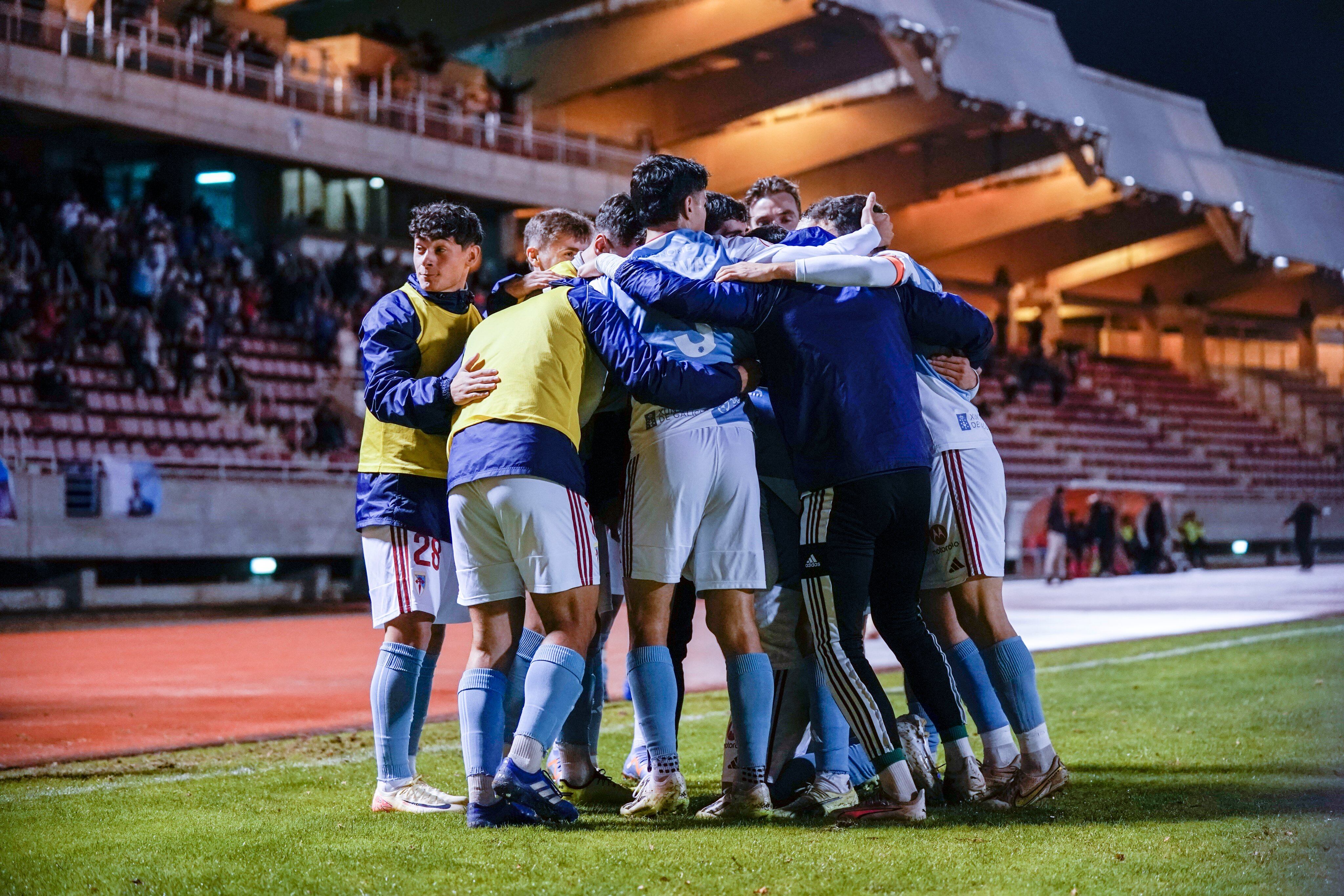 Los jugadores del Compostela celebran el gol de Cinta, que sellaba el triunfo y pase a la final