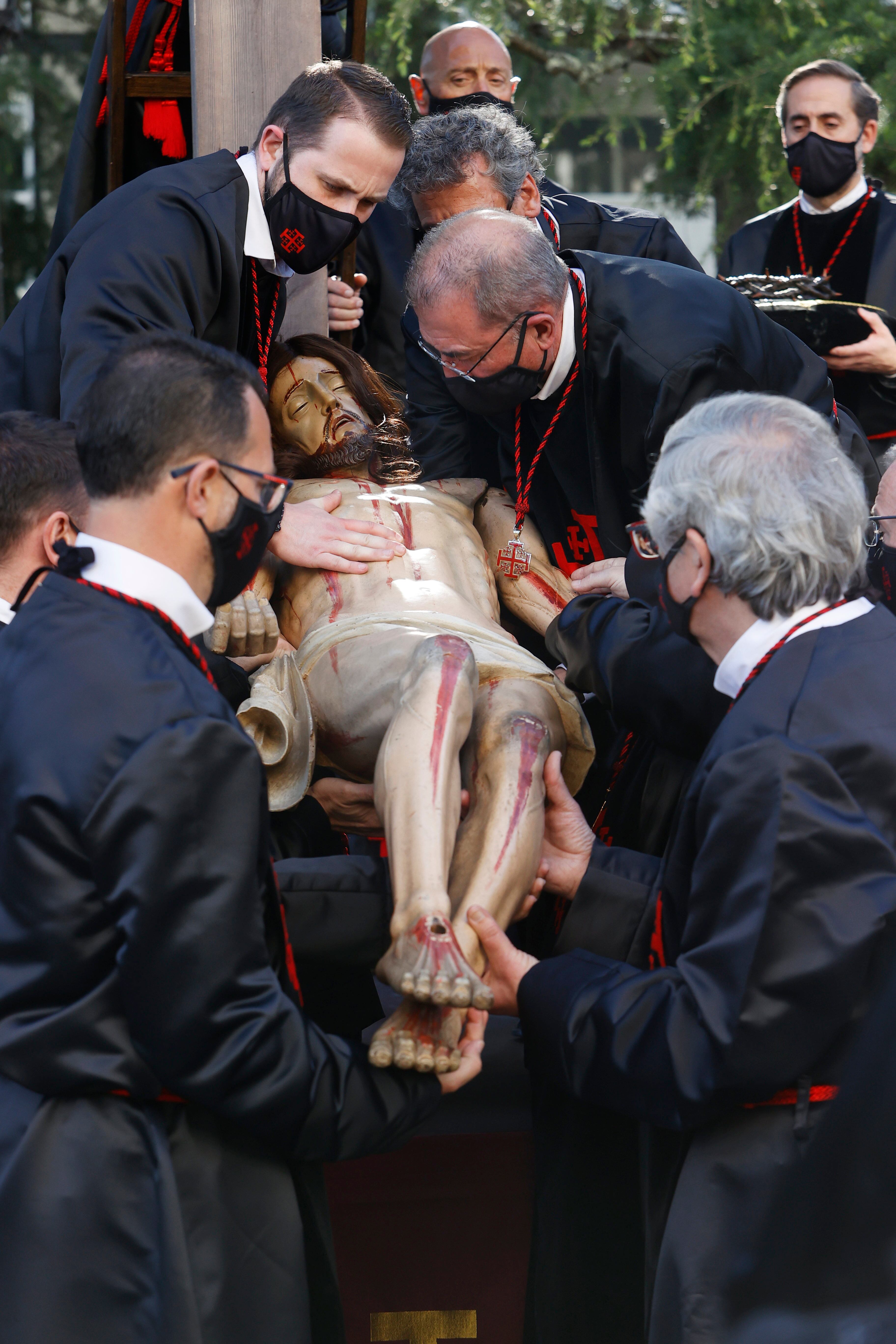 FERROL (A CORUÑA), 15/04/2022.- El Viernes Santo alcanza uno de sus momentos más importantes con la procesión del Santo Entierro que recupera tras más de un siglo la tradición del Desenclavo. EFE/kiko delgado
