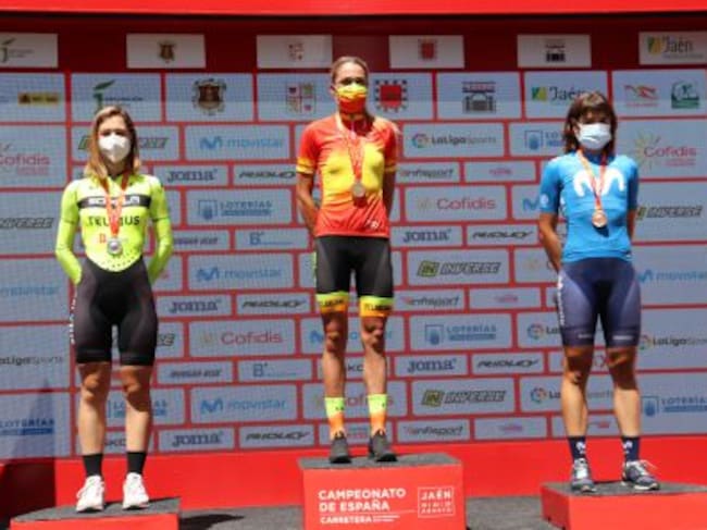 Sara Martín en el podio con su flamante medalla de plata junto a Mavi García -campeona- y Sheila Gutiérrez.