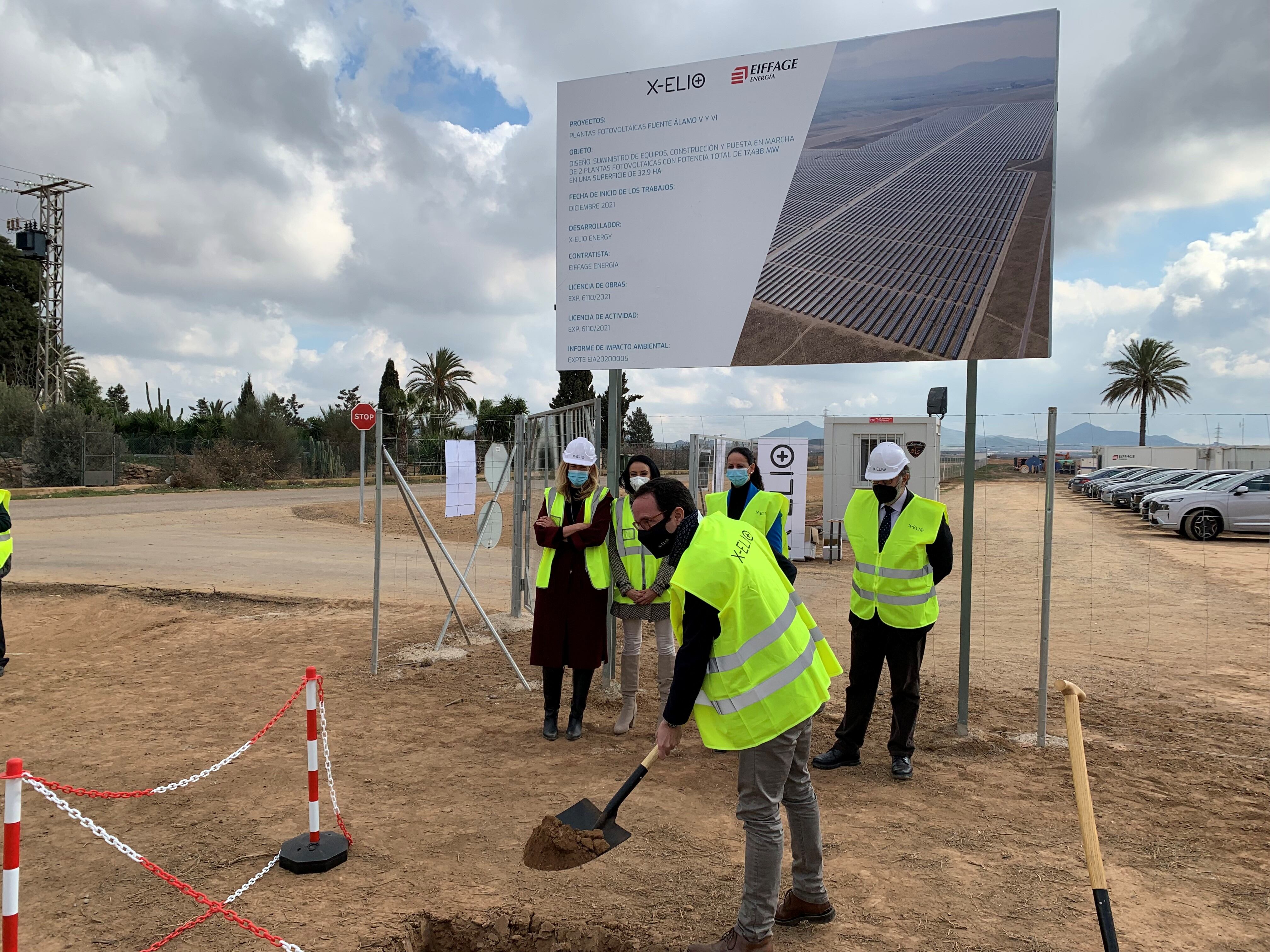 X-ELIO coloca la primera piedra de la planta fotovoltaica en Fuente Álamo