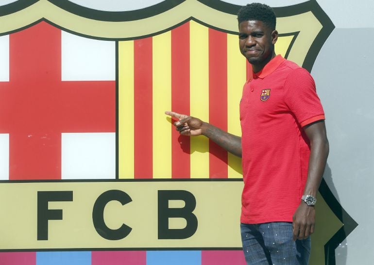 El zaguero francés Samuel Umtiti, posa hoy para los medios, durante su presentación como nuevo jugador del FC Barcelona. 