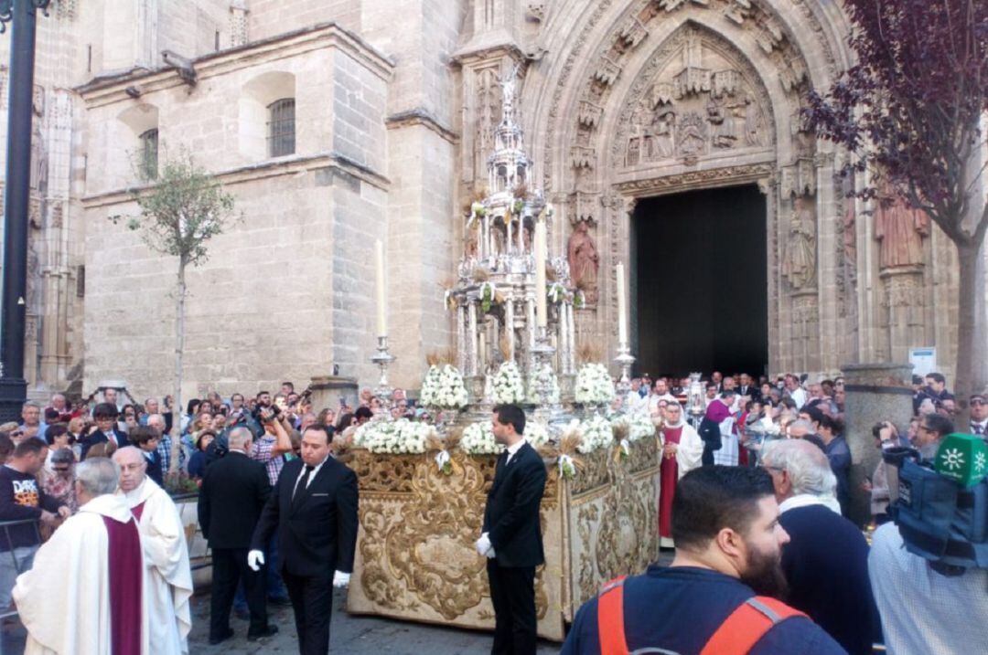 Imagen de archivo de la Custodia de Arfe saliendo por la Puerta de San Miguel de la Catedral de Sevilla