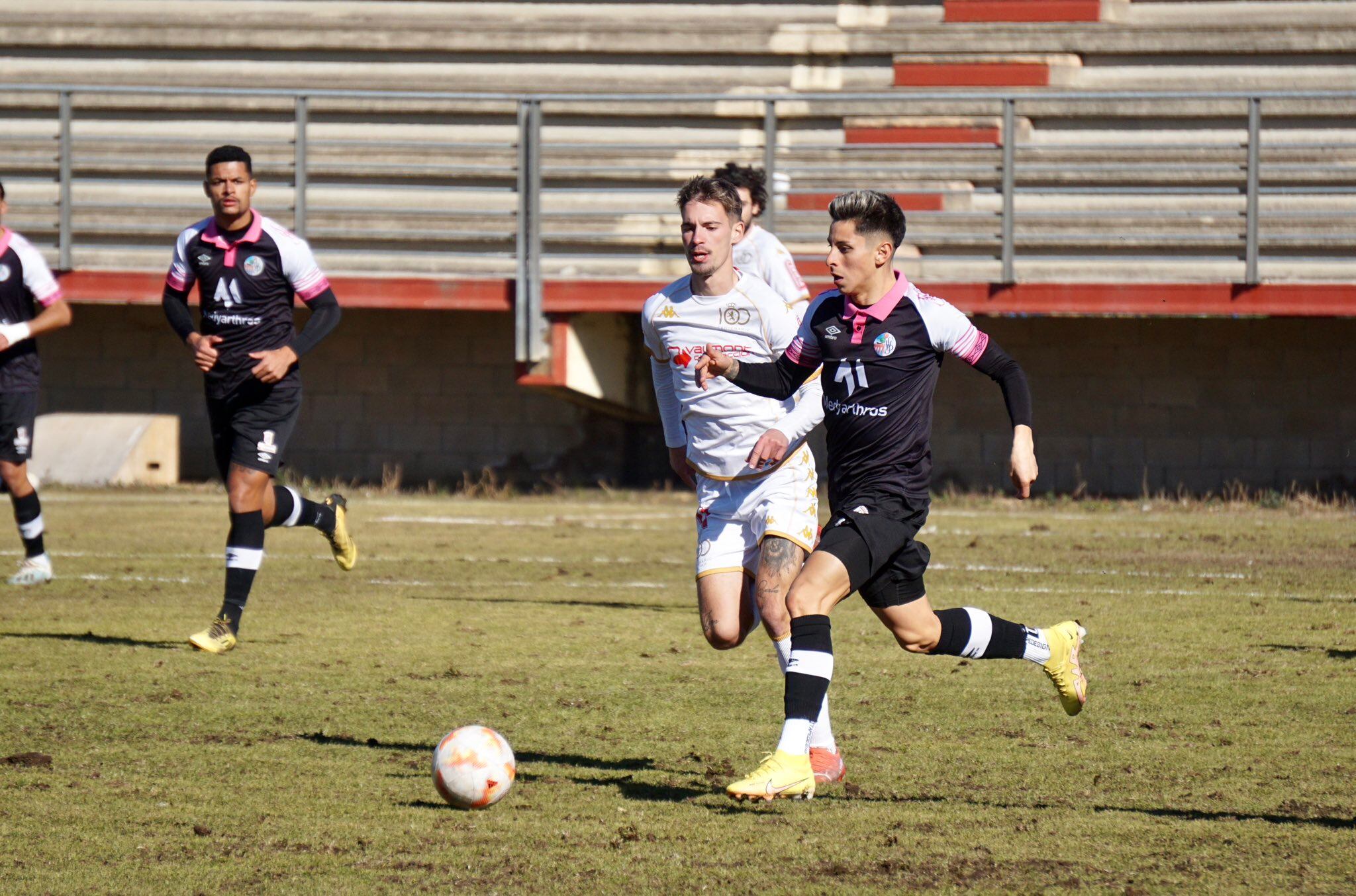 El jugador del Salamanca CF UDS, David Franco, conduce el esférico en Puente Castro/ Salamanca CF UDS