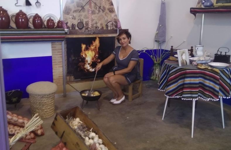 Agustina Ramírez en su museo-taller de ajos en Las Pedroñeras (Cuenca).