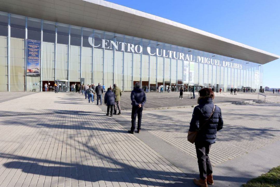 Imagen del Centro Cultural Miguel Delibes de Valladolid donde se está realizando la vacunación masiva.