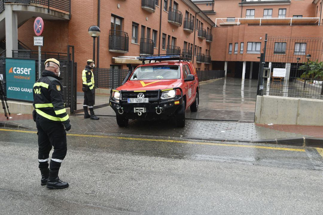 Efectivos de la Unidad Militar de Emergencias (UME) en la Residencia de ancianos y tercera edad Caser Santo Ángel, donde ha llegado para desinfectar las instalaciones, en Murcia (España), a 24 de marzo de 2020.