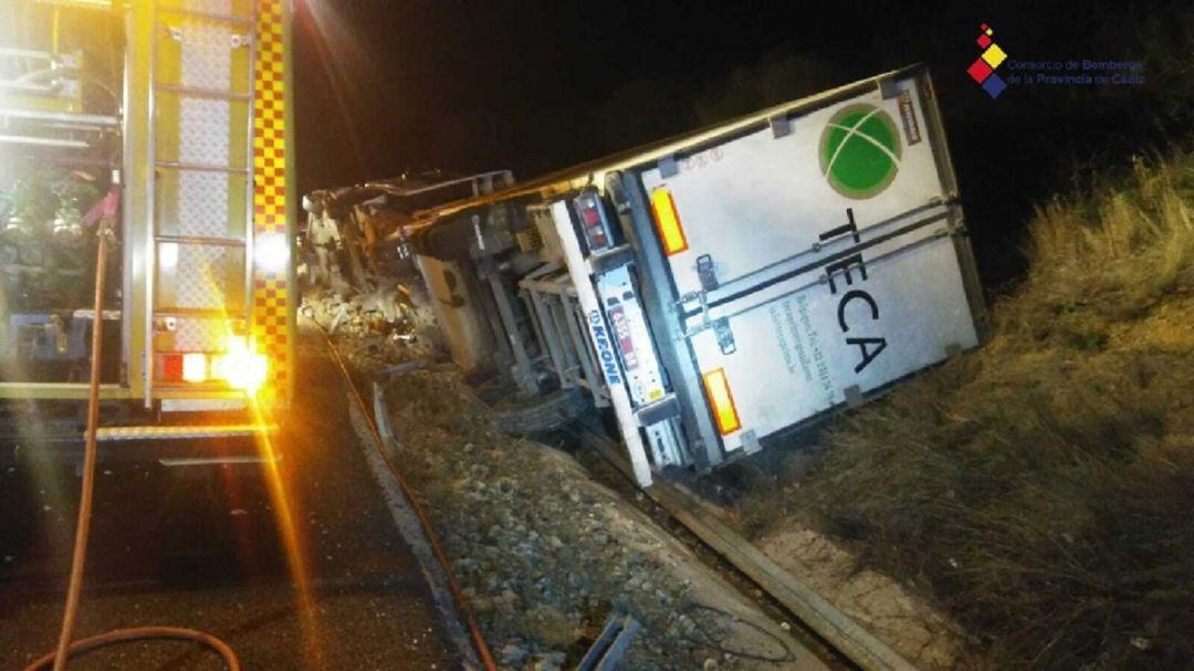 Camión volcado en la cuneta de la A-7