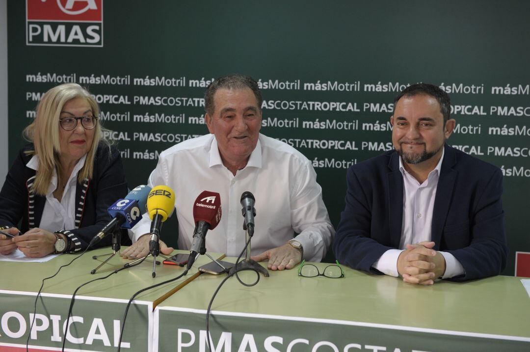 Antonio Escámez, junto a Mari Ángeles Escámez y Miguel Ángel Muños durante su intervención en la presentación de su candidatura