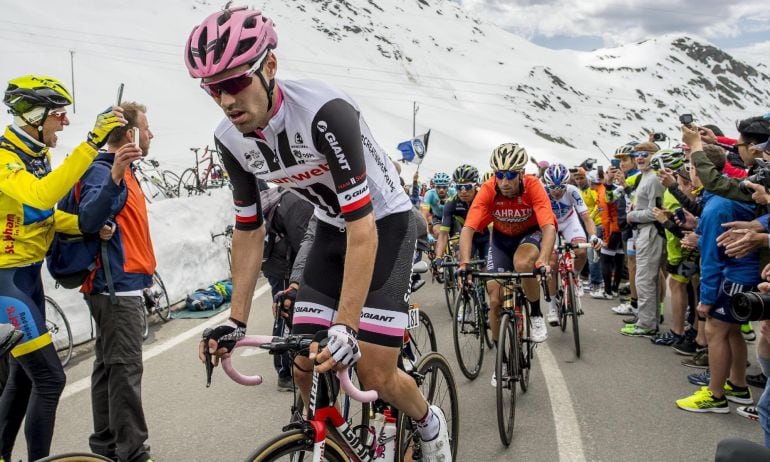 El ciclista holandés Tom Dumoulin, del equipo Sunweb, y el italiano Vincenzo Nibali, del equipo Bahrain-Merida, suben el puerto de Stelvio, durante la 16ª etapa del Giro de Italia, entre Rovetta y Bornio (Italia). 