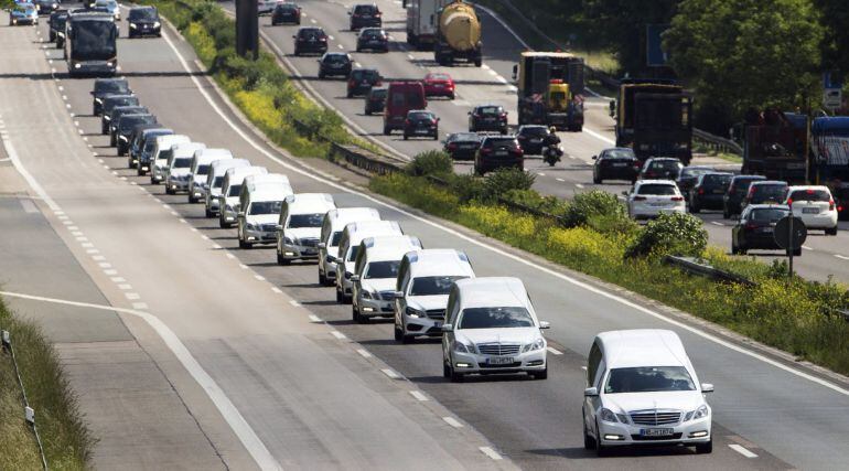 KOE111 MÜLHEIM (ALEMANIA), 10/06/2015.- Un convoy de coches fúnebres escoltado por la policía se dirige a Halten am See, en una carretera cercada a la localidad de Mülheim, Alemania, hoy, miércoles 10 de junio de 2015. Los cuerpos de 30 de las víctimas del avión de Germanwings que se estrelló el pasado marzo en los Alpes franceses han llegado esta noche desde Francia a Düsseldorf en un vuelo especial de Lufthansa, que repatriará a la mayoría de los 16 alumnos del instituto de secundaria de Haltern am See. El copiloto del avión siniestrado, Andreas Lubitz, estrelló deliberadamente el avión, que cubría la ruta Barcelona-Düsseldorf, con otras 149 personas a bordo, según los resultados de la investigación. EFE/Rolf Vennenbernd