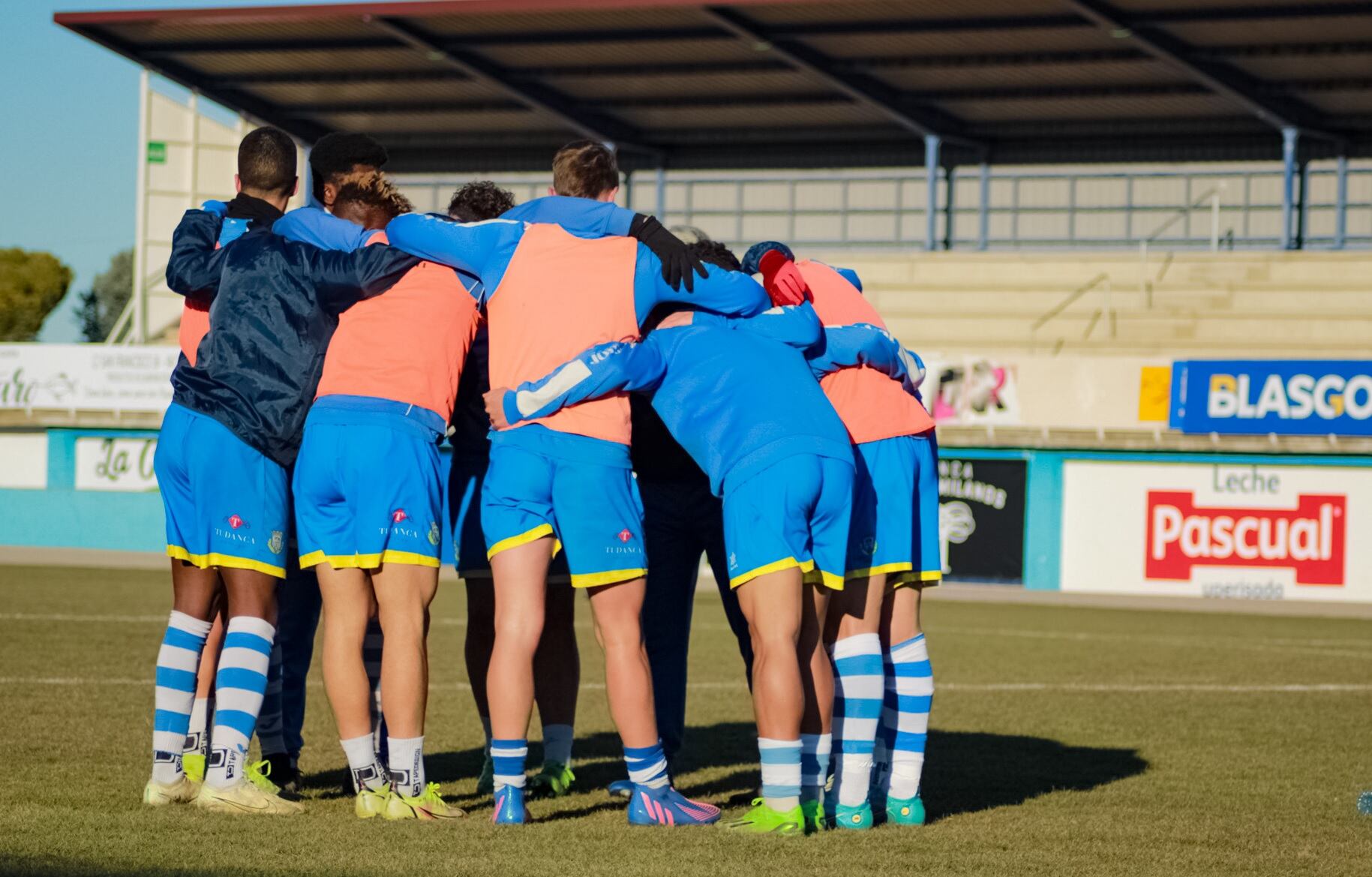 Los blanquiazules durante una de las conjuras previas al inicio de un partido esta temporada