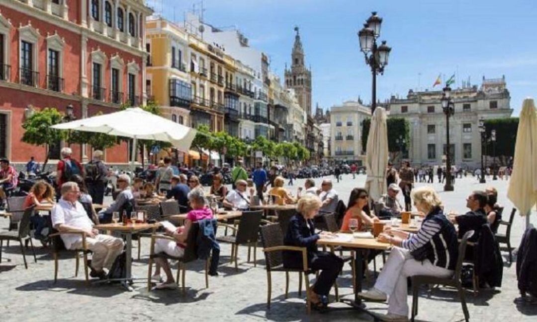 Ayuntamiento, hosteleros y vecinos acuerdan flexibilizar los horarios de retiradas de veladores e incrementar las terrazas que no dificulten el tránsito peatonal o los accesos a viviendas y garajes.