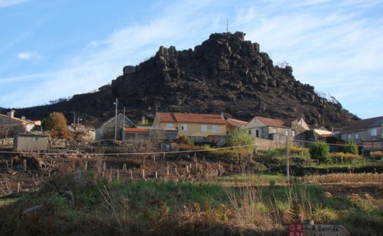 Rocas con riesgo de derrumbe en Chandebrito (Nigrán).