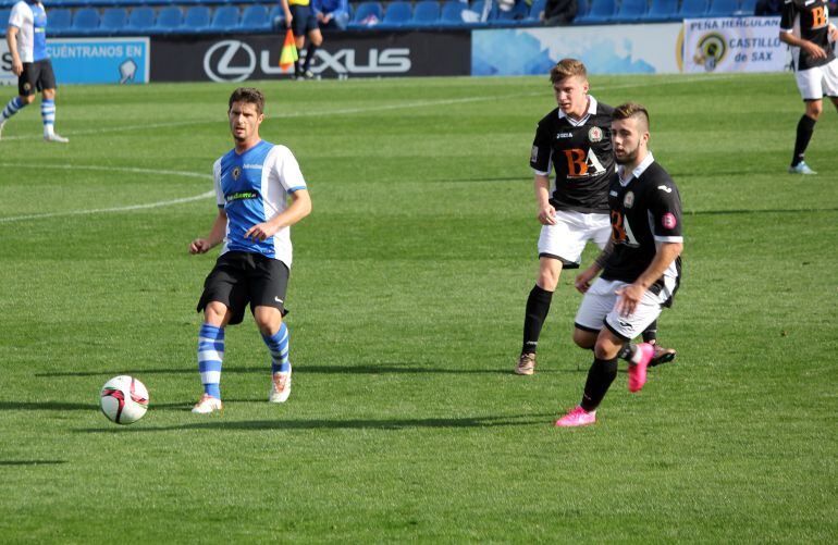 Carlos Indiano, jugador del Hércules CF, frente al Llosetense.