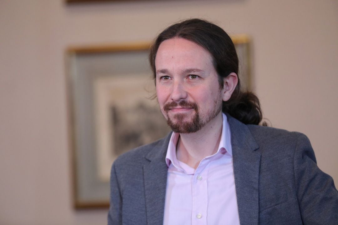 El líder de Podemos, Pablo Iglesias, ofrece una rueda de prensa en el Congreso de los Diputados tras firmar el principio de acuerdo