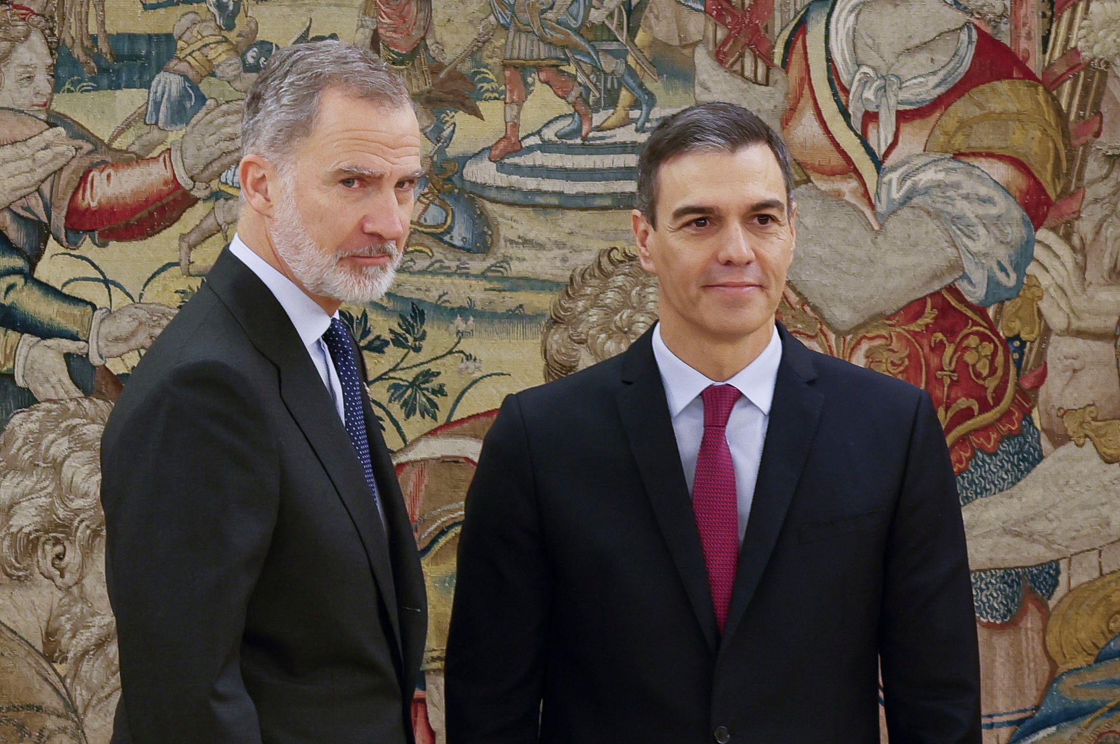 Pedro Sánchez (d) promete su cargo de presidente del Gobierno ante el rey Felipe VI (i) y un ejemplar de la Constitución, este viernes en el Salón de Audiencias del Palacio de la Zarzuela en Madrid.