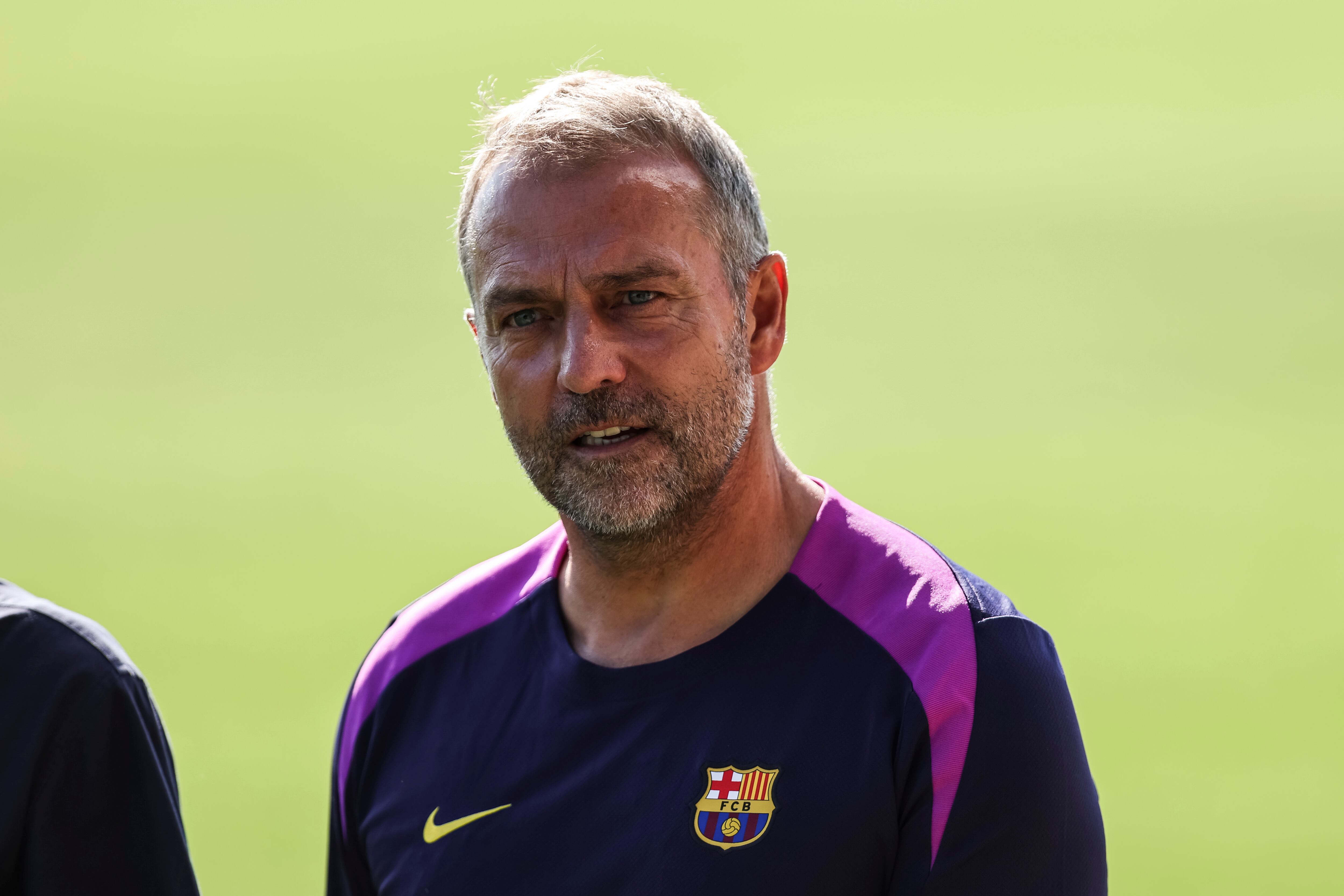 SANT JOAN DESPI, ESPAÑA - 17 DE JULIO: Hansi Flick, entrenador del FC Barcelona, durante la jornada de entrenamiento de pretemporada en la Ciudad Deportiva Joan Gamper el 17 de julio de 2025 en Sant Joan Despi, Barcelona, España. (Foto de Javier Borrego/Europa Press vía Getty Images)