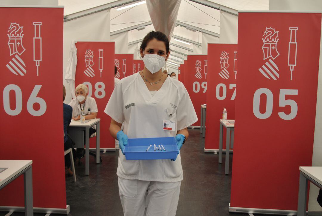 Profesional sanitaria en el Hospital de campaña de Castellón durante el proceso de vacunación. 